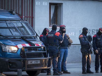 Mossos d'Esquadra en el operativo que acabó con la detención, entre otros, de José Fernández ('Tío José') y el abogado Francisco Comitre.