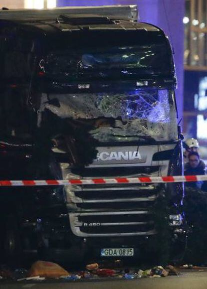 El camión que ha arrollado a la multitud en el mercadillo navideño de Berlín.