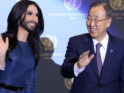 Conchita Wurst junto con el secretario general de la ONU, Ban Ki-moon.