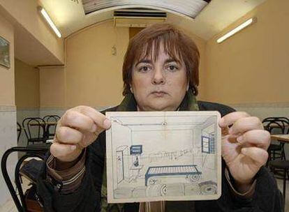 Dolores Puente muestra un dibujo de su abuelo de la celda donde dormía con otros seis hombres.