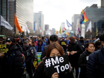 Una mujer con una pancarta con la etiqueta #MeToo en una manifestación en Seúl.