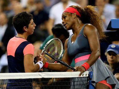 Serena Williams saluda a Carla Su&aacute;rez despu&eacute;s de eliminarla.