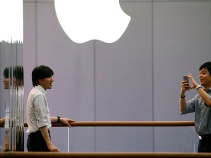 Consumidores en una tienda Apple en Beijing, China.