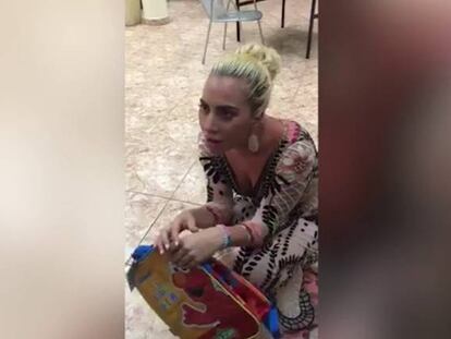 Lady Gaga le canta a unos niños huérfanos durante sus vacaciones en México