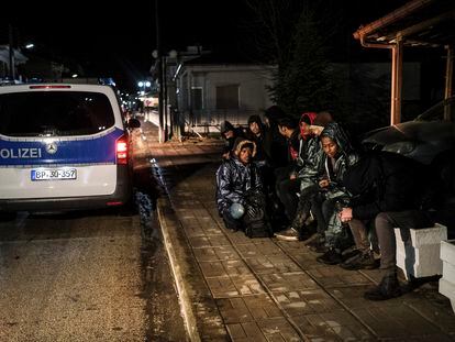 Guardas de Frontex detienen a migrantes de Afganistán y Eritrea que han cruzado a Grecia desde Turquía, el pasado febrero en Kastanies.
