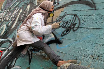 La grafitera palestina Laila Ayawi durante su participación en Jordania de 2014.