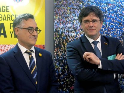 Carles Puigdemont (r) and MEP Ramón Tremosa in the European Parliament.