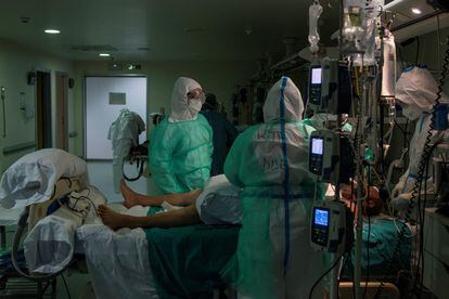 Sanitarios atienden a un paciente con coronavirus en la unidad de vigilancia postquirúrgica (REA) del Complejo Universitario de Ourense, este miércoles. 