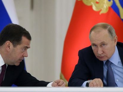 El entonces primer ministro ruso, Dimitri Medvédev (izquierda) charla con el presidente ruso, Vladímir Putin, en 2019.