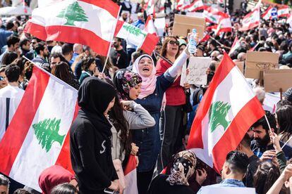 Varios miles de manifestantes protestan contra la subida de tasas y la corrupci&oacute;n el pasado domingo frente al Serallo de Beirut