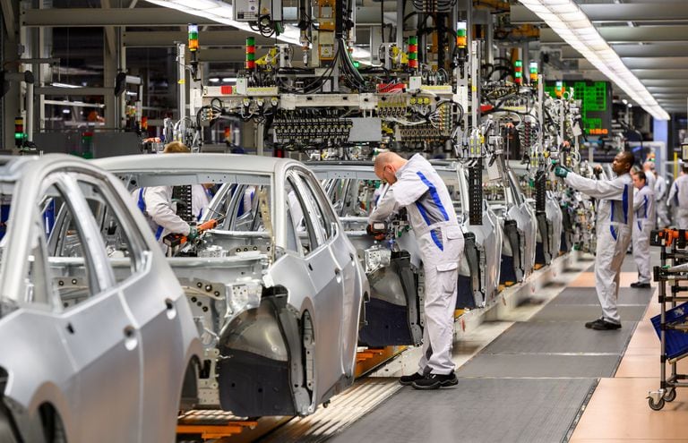 Empleados trabajan en una planta de producción de Volkswagen el pasado 25 de febrero, en Alemania.