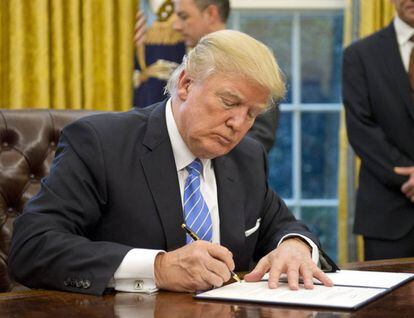 Trump firma la orden ejecutiva para romper el acuerdo con los pa&iacute;ses del Pac&iacute;fico.