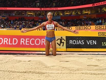 Yulimar Rojas celebra el récord del mundo en los Mundiales de pista cubierta en Belgrado.