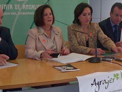 La consejera, Mar&iacute;a Jos&eacute; Sanchez, con representantes de Fajer esta ma&ntilde;ana en Granada. 