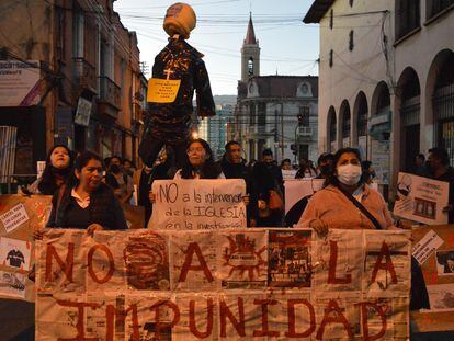 Varios centenares de manifestantes protestan por las calles de Cochabamba ante el escándalo de los abusos en la Iglesia.