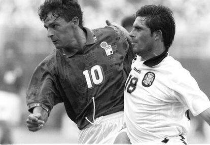 Roberto Baggio y Alkorta forcejean en el duelo de cuartos del Mundial 1994.