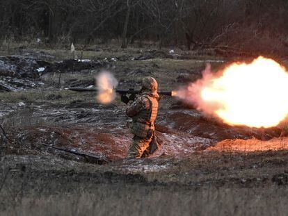 Un soldado ucranio dispara un lanzagranadas antitanque durante un ejercicio en la región de Zaporiyia, el 23 de enero.