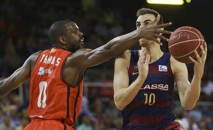 Will Thomas trata de frenar a Claver.