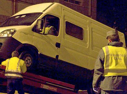 Agentes de la Guardia Civil trasladan la furgoneta cargada de explosivos interceptada en Zamora.