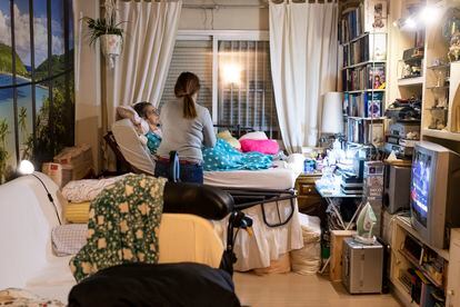 Mercedes Arribas atiende a su madre Aurelia González el jueves en el salón de su piso en Madrid.