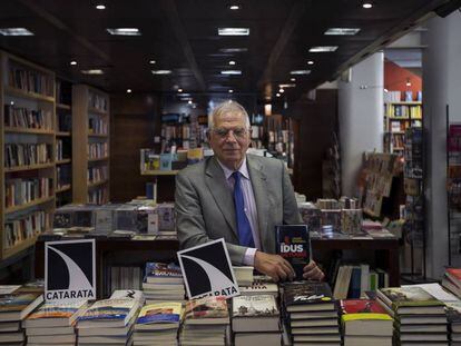 El exministro Josep Borrell presenta su libro 'Los idus de octubre' en Madrid.