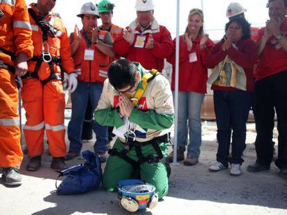 Uno de los mineros reza tras ser rescatado.