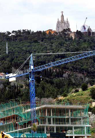 Viviendas en construcción entre la Ronda de Dalt y la zona protegida del parque de Collserola.