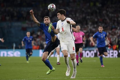El italiano Domenico Berardi, a la izquierda, y el inglés Harry Maguire luchan por el balón durante la final de la Eurocopa 2020 en Wembley.
