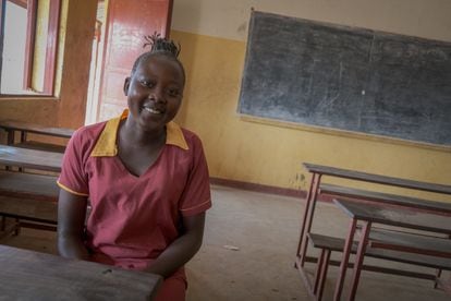 La estudiante Angelina Arek Dut, que tiene 17 años y está a punto de completar la educación primaria, posa en la escuela de Aweil, en Sudán del Sur. 
