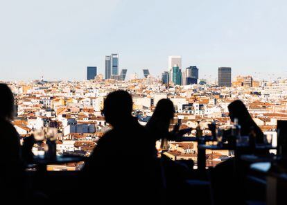 Una terraza con vistas al Madrid de los rascacielos.