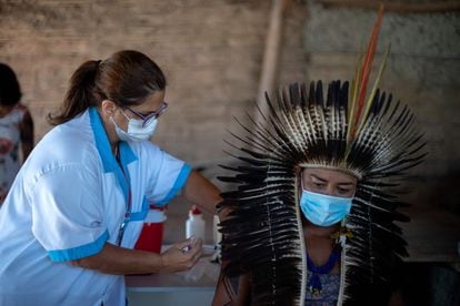 El jefe indígena Jurema Nunes recibe una dosis de la vacuna china Sinovac Biotech en la ciudad de Marica, en el Estado de Rio de Janeiro, el pasado enero.