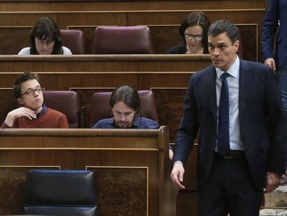 Pedro S&aacute;nchez, secretario general del PSOE, pasa junto a los esca&ntilde;os de I&ntilde;igo Errej&oacute;n y Pablo Iglesias. 