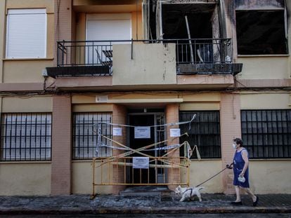 Fachada del edificio donde 10 personas resultaron heridas en el incendio de una vivienda en Xirivella.