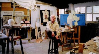 Jordi Fornas, ya entregado a la pintura, en su estudio.