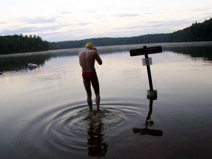 En verano, muchos nadadores entrenan en la laguna Walden antes incluso de que amanezca. 