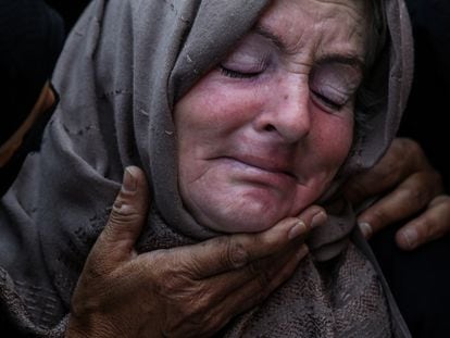 Una mujer llora tras un ataque aéreo israelí este lunes en Khan Yunis, Gaza.