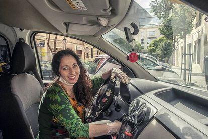 Iris Arroyo trabaja como repartidora para Glovo en furgoneta.