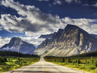 El impresionante perfil de las montañas Rocosas inspira respeto y ganas de lanzarse a la aventura. Comparten sus paisajes los estados de Alberta y Columbia Británica y son el paraíso de los parques nacionales. <b>Banff</b> es uno de los históricos de América: solo Yellowstone, en Estados Unidos, y los Royal National Parks de Australia le superan en antigüedad. Asombra por sus afiladas montañas, un lujoso hotel de la era del ferrocarril y sus saludables fuentes termales. En el parque nacional de <b>Jasper</b>, además de visitar el Yellowhead Museum y conocer las hazañas de los exploradores europeos, hay centenares de excursiones posibles, como el Skyline trail, o el Path of the Glacier. El <b>parque de Kootenay</b> abruma por su belleza: profundos valles fluviales excavados por ríos de aguas bravas, prados alpinos y un horizonte dentado de montañas cubiertas de nieve que invitan tanto a la acción como a la mera contemplación. Por último, el <b>parque de Yoho</b> destaca por los depósitos de fósiles de Burguess Shale, que muestran 120 especies marinas con más de 500 millones de años de antigüedad.