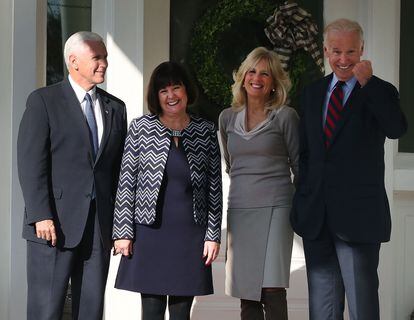 El entonces vicepresidente saliente Joe Biden y su esposa Jill reciben al vicepresidente entrante con el mandato de Donald Trump, Mike Pence, y su esposa Karen, en noviembre de 2016 en Washington, DC. 