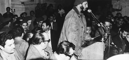 Fidel Castro, se dirige a un grupo de trabajadores el 13 de octubre de 10962.. Castro desafió al presidente Kennedy a restablecer las relaciones amistosas entre Cuba y Estados Unidos.