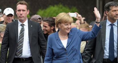 Angela Merkel saluda avui els habitants de Duisburg.