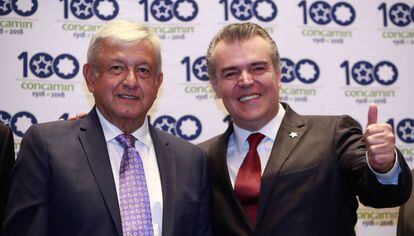 López Obrador, este lunes, con el presidente de la Concamin, Francisco Cervantes.