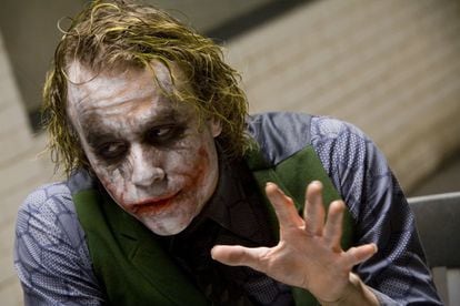 El Joker es el gran personaje de la carrera de Heath Ledger y el personaje que le permitió ganar el Oscar al mejor actor secundario, un premio que no pudo llegar a recoger porque murió meses antes de la entrega. Ledger construyó un villano perfecto, entre el desequilibrio y la violencia, a las órdenes de Chritopher Nolan.
