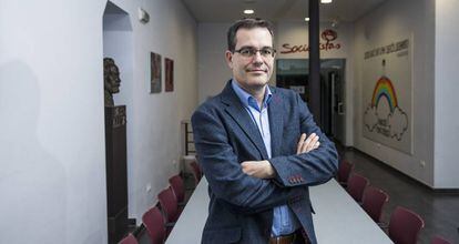 Chema Dávila, candidato a las primarias del PSOE, en la agrupación socialista del distrito Centro.