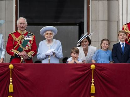 De izquierda a derecha, la reina Camila, el rey Carlos III, la reina Isabel II, el príncipe Luis, Kate Middleton, la princesa Carlota, el príncipe Jorge y el príncipe Guillermo, en el balcón del palacio de Buckingham, en Londres, el pasado junio, en las celebraciones del Jubileo de Platino de Isabel II.