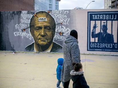 Una pintada contra Juan Carlos I, el pasado mes de febrero en Barcelona.