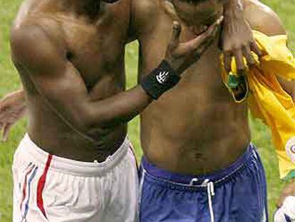 Saha consuela a Ronaldinho tras la derrota de Brasil ante Francia.