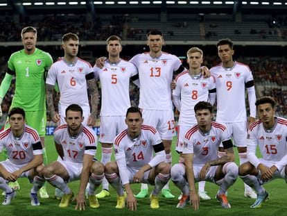 El equipo de Gales posa antes de un partido.