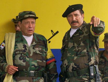 Jorge Briceño (d) junto a Manuel Marulanda, en una fotografía tomada el 29 de abril de 2000.
