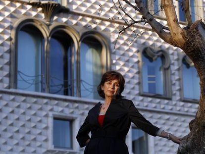 Pilar del R&iacute;o, viuda de Jos&eacute; Saramago y presidenta de la Fundaci&oacute;n Jos&eacute; Saramago, posa junto al olivo donde est&aacute;n enterradas las cenizas del escritor frente la sede de la fundaci&oacute;n, en Lisboa. 